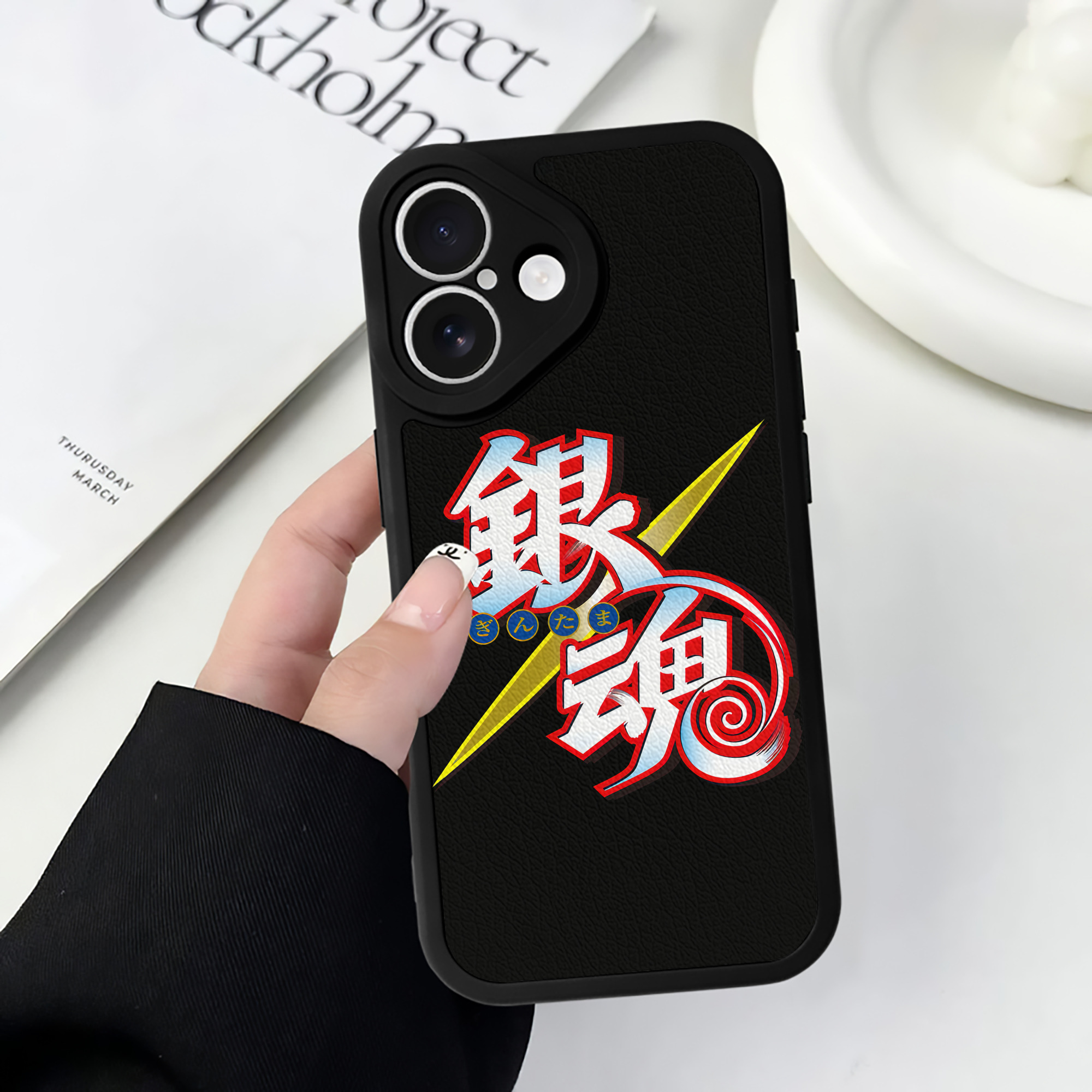 （画像用） ぎんたま 坂田銀時（さかたぎんとき） 神楽 志村新八（しむら しんぱち） GINTAMA Sakata Gintoki Kagura Shimura Shinpachi 【iPhone 16シリーズ対応】シリコンスマホケース（レザー調） 材質：シリコン